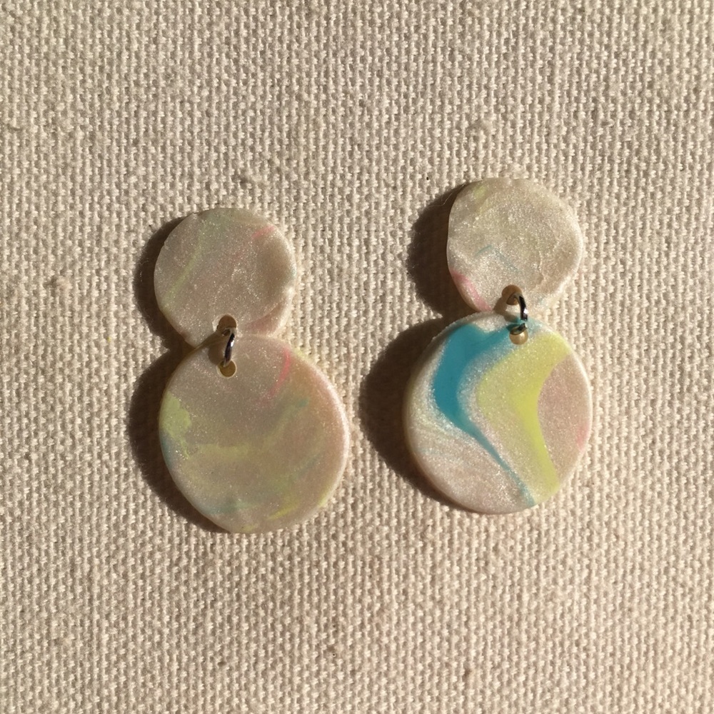Simple and classy pearl and color earrings